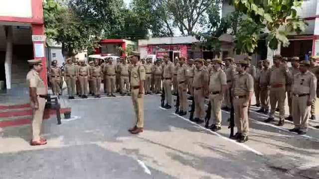 जनपद हापुड़ देहात पुलिस द्वारा गांधी जयंती पर गांधी जी के छायाचित्र पर पुष्पमाला अर्पण कर उनके आदर्श पर चलने की शपथ ली