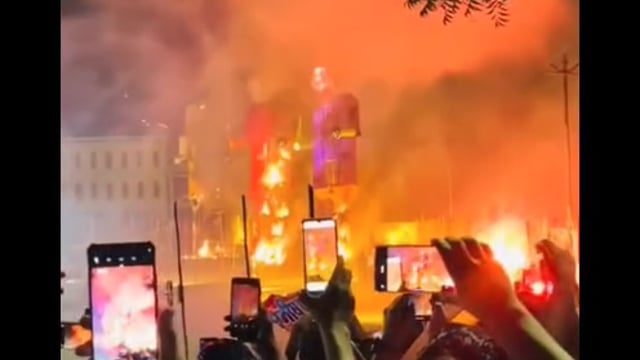 झांसी बुंदेलखंड दशहरा कमेटी क्राफ्ट मेला मैदान दशहरा उत्सव/विशाल आतिशबाजी प्रतियोगिता रावण कुंभकरण मेघनाथ को दहन किया।