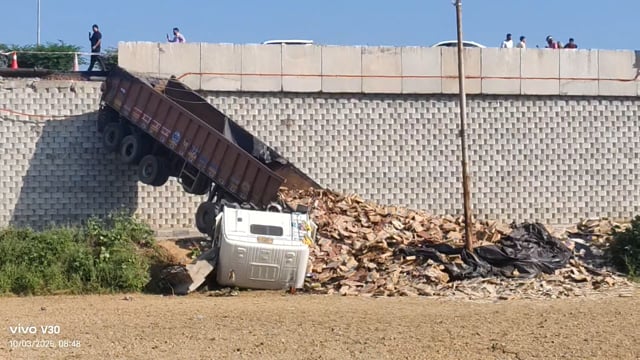 जनपद हापुड़ थाना हापुड़ देहात nh 9 ततारपुर पुल पर टाइल्स से भरा लोडर नीचे गिरा 