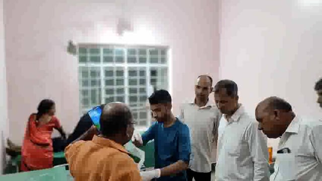 धोबिया मोड़ के समीप सड़क दुघर्टना में तीन युवक जख्मी 