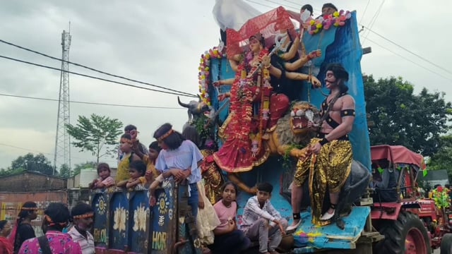 अमरपुर में मां दुर्गा की प्रतिमा को कराया जा रहा है शहर भ्रमण,देर संध्या होगा विसर्जन।