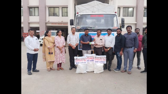 उदगीरात पूरग्रस्तांसाठी इंडियन डेंटल असोसिएशनच्या वतीने मदतीचा हात