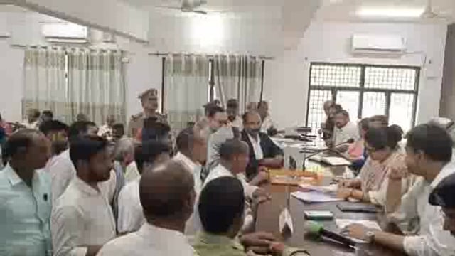 सम्पूर्ण समाधान दिवस के अवसर पर तहसील मनकापुर में जनसमस्याओं की सुनवाई करती हुई जिलाधिकारी महोदया।