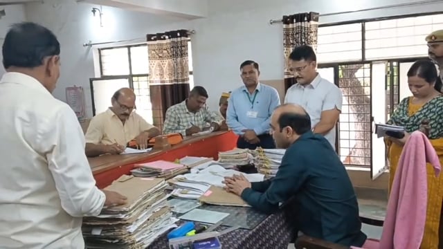 डीएम ने सदर तहसील न्यायिक मजिस्ट्रेट कार्यालय का किया निरीक्षण,लम्बित पत्रावलियों पर होगी कार्रवाई