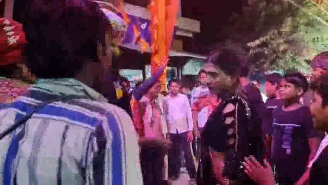 कोसी: भरत मिलाप शोभायात्रा के दौरान डांसरों ने नशे में लगाए ठुमके, वीडियो वायरल 