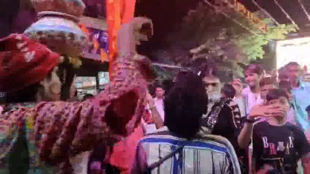 कोसी: भरत मिलाप शोभायात्रा के दौरान डांसरों ने नशे में लगाए ठुमके, वीडियो वायरल 