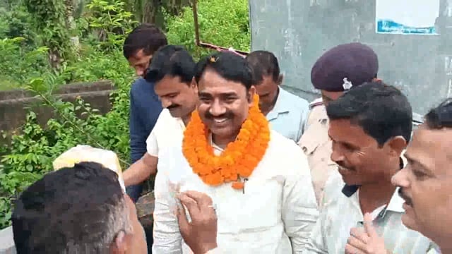 विधायक ने दर्जनों कार्यकर्ताओं के साथ प्रखंड क्षेत्र में दर्जनों योजनाओं का शिलान्यास एवं उद्घाटन समारोह पूर्वक किया 