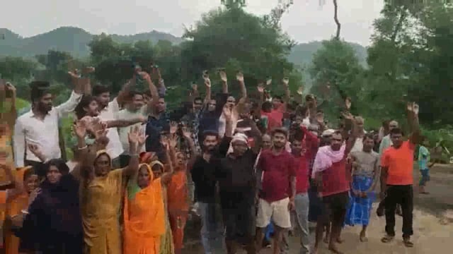 खेतों में पानी नहीं पहुंचने से नाराज ग्रामीणों ने प्रदर्शन कर सरकार के खिलाफ की नारेबाजी, वोट बहिष्कार का किया ऐलान 