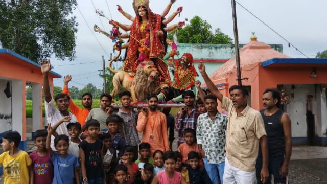 ढोल नगाड़ों और श्रद्धा के बीच माता जी के प्रतिमा का नम आंखों से दी गई विदाई