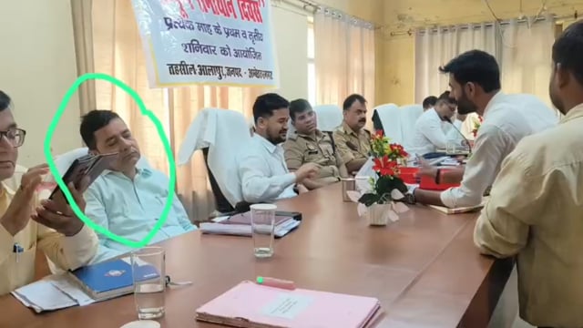 समाधान दिवस में करता लेते हुए खंड विकास अधिकारी जहांगीरगंज सतीश सिंह