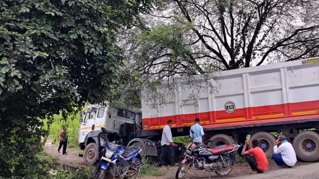 पिकअप वाहन को बचाने के क्रम में हाईवा गाड़ी हुई दुर्घटनाग्रस्त बाल बाल बचे चालक