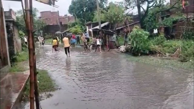 चखनी पंचायत में बारिश बनी मुसीबत, ग्रामीणों का फूटा गुस्सा