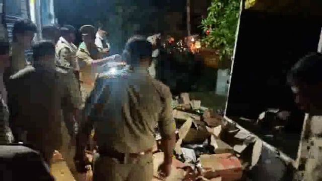 ➡️.....उत्तर प्रदेश के आगरा में महिलाओं ने अंग्रेजी शराब के ठेके पर धावा बोल दिया, गुस्से में आकर लाखों रुपए की शराब तोड़ दी और मौके से चली गईं
बताया जा रहा है कि इसी गांव के पास दो दिन पहले देवी मूर्ति विसर्जन के दौरान 13 लोग डूब गए थे, जिनमें से 7 अब भी लापता हैं
गांव में इसी घटना को लेकर आक्रोश का माहौल है, माना जा रहा है कि उसी गुस्से में यह तोड़फोड़ हुई