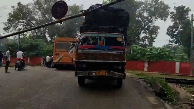 ➡️.....जौनपुर.....बस चालक की बड़ी लापरवाही, बंद हो रही रेलवे क्रासिंग के बीच मे फंसा दी बस
जगदीशपुर रेलवे क्रासिंग पर बड़ा हादसा होने से टला
सामने से आ रही माल गाड़ी के चालक ने रोका ट्रेन
रोडवेज बस माल गाड़ी के सामने करीब दस मिनट खड़ी रही 
लखनऊ - वाराणसी रेल खंड यातायात दस मिनट रहा बाधित
जौनपुर के लाइन बाजार थाना क्षेत्र का मामला
