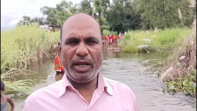 जर्जर पुल और सड़क पर हादसे का खतरा, बरसाती पानी ने बढ़ाई ग्रामीणों की परेशानी