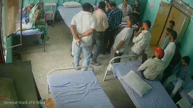 ➡️....सुल्तानपुर....CHC में संविदा डॉक्टर ने फार्मासिस्ट को फैटम फैट गिराकर पीटा*
पिटाई का CCTV वीडियो सोशल मीडिया पर वायरल होने से हड़कंप*
*डाक्टर द्वारा बाहर से दवा इंजेक्शन मंगाने का फार्मासिस्ट ने किया विरोध,तो हुई पिटाई*
*वायरल वीडियो में दिख रही घटना शनिवार की बताई जा रही*
*थाने पर पुलिस के सामने पहुँचे डाक्टर-फार्मासिस्ट में हुआ समझौता*
*लेकिन सीएमओ डॉ भरत भूषण ने मामले की विभागीय जांच के लिए दिए निर्देश,कल जाएगी जांच टीम*
*कादीपुर सीएचसी का मामला*