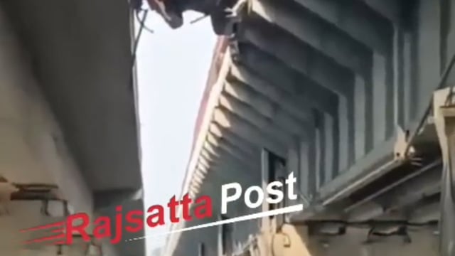 – रामपुर से दिल्ली जा रही रोडवेज बस अनियंत्रित होकर रेलिंग तोड़ते हुए ब्रजघाट गंगा पुल पर लटक गई। सभी यात्रियों को सुरक्षित निकाला गया। नीचे गंगा नदी बह रही है, जहां गहरा पानी है। एक# हवा में लटका रोडवेज बस