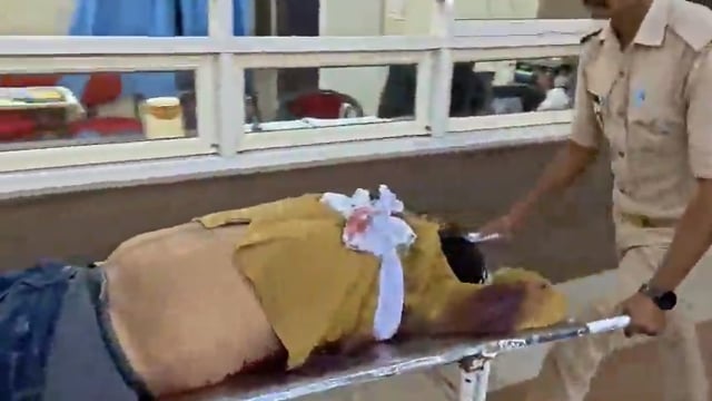 🆕 फिरोजाबाद ब्रेकिंग....
उत्तर प्रदेश के फ़िरोज़ाबाद मे पुलिस कस्टडी से फरार हुए कुख्यात बदमाश पुलिस मुठभेड़ मे मारा गया...
एनकाउंटर मे नरेश ढेर...दो गोली लगी...
जेल जाते वक्त पुलिस को चकमा देकर फरार हुआ था बदमाश!!
इनामी बदमाश नरेश दो करोड़ की लूटकांड का मास्टर माइड था