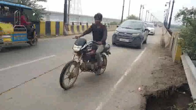 पानीगांव पुल के पास व्यस्ततम रोड़ की गहरी खाई को किया अनदेखा, गड्ढों पर मरहम लगाकर की गई खानापूर्ति, राहगीरों के लिए खतरा बरकरार।