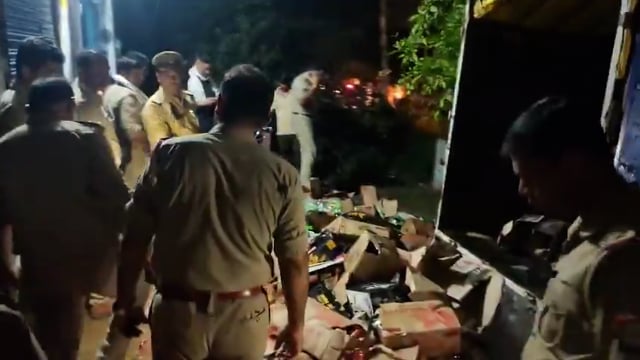 आगरा: महिलाओं ने बोला ढावा पर अंग्रेजी शराब की वापसी, लाखों की शराब तोड़ी

#politics