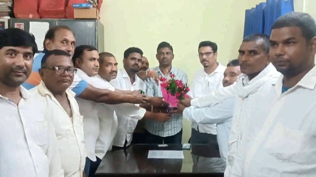 प्रखंड मनरेगा कार्यालय में नए कार्यक्रम पदाधिकारी ने दिया योगदान,जन प्रतिनिधियों ने गुलदस्ता देकर किया स्वागत 