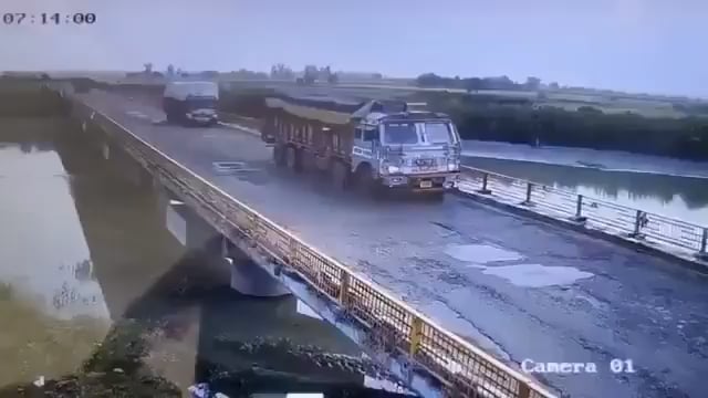 मुजफ्फरनगर में भीषण सड़क हादसा, ट्रक और कार की टक्कर से मंजर देख कांप उठा दिल#axident