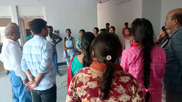 आज उत्तर प्रदेश रोडवेज शाहजहांपुर डिपो में ए आर एम साहब ने आय बढ़ाने के लिए महिला परिचालक को संबोधित करते हुए 