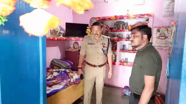 **भतीजे ने चाचा को मारी गोली, पुलिस अधीक्षक ने मौके पर पहुंचकर की जांच**

शाहजहांपुर। सदर बाजार थाना क्षेत्र के मोहल्ला बाडूजई प्रथम में रविवार की रात पारिवारिक विवाद के चलते भतीजे ने अपने चाचा को गोली मार दी। गंभीर रूप से घायल व्यक्ति को परिजन जिला अस्पताल लेकर पहुंचे जहां चिकित्सकों ने उन्हें मृत घोषित कर दिया। घटना की जानकारी मिलते ही पुलिस महकमे में हड़कंप मच गया।