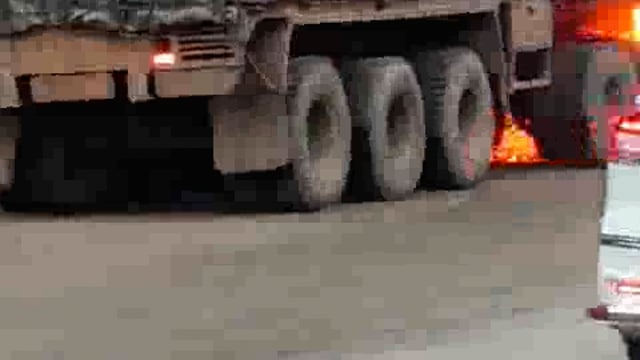 यू पी शाहजहापुर: बरेली मोड़ पर लगी ट्रक में भीषण आग चारों तरफ अफरा तफरी मची