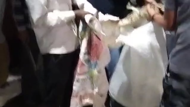 ➡️....लखनऊ
*कार के बोनट से सांप को निकाला गया बाहर
घंटो की मशक्कत के बाद सांप निकला बाहर
 वन विभाग ने सांप को सुरक्षित बाहर निकाला
वन विभाग ने मौके पर पहुंच कर साप को पकड़ा
कई फुट लम्बा सांप कार की बोनट में छुपा बैठा था
*ठाकुरगंज के अहिरन खेड़ा के पास का मामला*