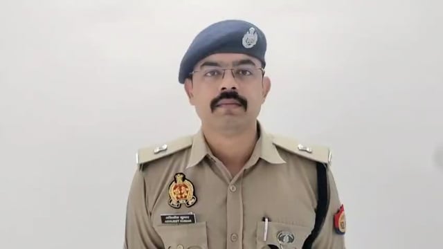 थाना खरखौदा पुलिस द्वारा दौराने पुलिस मुठभेड़ एक गौकश घायल/ गिरफ्तार, कब्जे से अवैध तमंचा 315 बोर, दो जिंदा कारतूस, एक खोखा कारतूस तथा गोकशी के उपकरण बरामदगी के सम्बन्ध में पुलिस अधीक्षक ग्रामीण की बाईट।