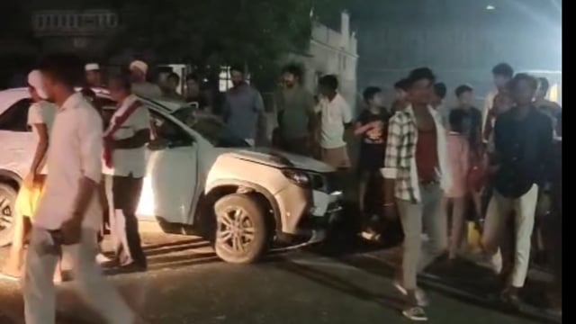 एनएच-727 पर रफ्तार का कहर: सीसीटीवी में कैद हुई स्कॉर्पियो की चार पलटी, दो युवक गंभीर घायल