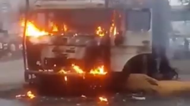 ब्रेकिंग....
शाहजहांपुर में बरेली मोड़ ट्रक के डीजल टैंक में आग लग गई। इससे वहां अफरातफरी मच गई। लोग इधर- उधर भागने लगे। पुलिस की सूचना पर पहुँची फायर ब्रिगेड ने आग पर काबू पाया। चालक ने बताया ट्रक में शाहजहांपुर की फक्ट्री के लिए बिहार से मक्का लेकर आया था, अचानक डीजल टैंक में आग लग गई।