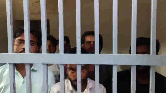 सड़क पर तलवार से बर्थडे केक काटने पर पुलिस ने पहुंचाया हवालात