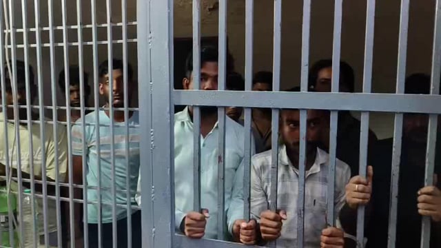 सड़क पर तलवार से बर्थडे केक काटने पर पुलिस ने पहुंचाया हवालात