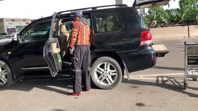 बाबिल खान मुंबई एयरपोर्ट पर नजर आए

मुंबई एयरपोर्ट ; बॉलीवुड अभिनेता बाबिल खान को मुंबई एयरपोर्ट पर देखा गया। उनकी मौजूदगी ने फैंस और मीडिया का ध्यान अपनी ओर आकर्षित किया। बाबिल खान की यह झलक एयरपोर्ट पर मौजूद लोगों के#politics