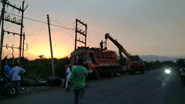 रोडवर उभा असलेल्या ट्रकचे चाक अचानकपणे जमिनीत घुसले,हाळी येथील घटना