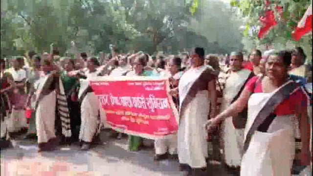 आशा कार्यकत्रियों ने अपनी विभिन्न मांगों को लेकर लखनऊ में शुरू किया धरना प्रदर्शन