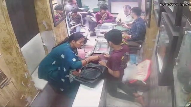 झांसी बबीना सर्राफा बजार में एक महिला द्वारा सुनार की दुकान से सोना चोरी करके भाग गई चोरी का वीडियों कैमरे में कैद हो गय