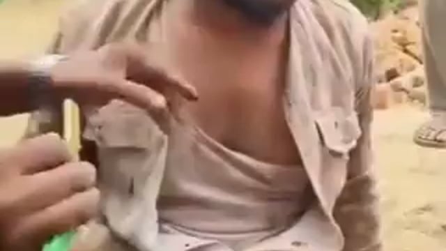 ➡️.....यूपी के बुलंदशहर में नाबालिग छात्रा से छेड़छाड़ करने वाले शोहदे को ग्रामीणों ने 
गंजा कर आधी मूंछ दाढ़ी मुंडवा कर किया बेइज्जत
मनचले की कायदे से खातिरदारी भी की गई
वायरल वीडियो होने पर पुलिस कर रही कार्यवाही की बात