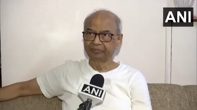 CJI की ओर जूता फेंकने वाले वकील ने बताई पूरी बात, क्यों किया ऐसा, वहां क्या हुआ था?
जो लोग ये कह  रहे थे कि वह तो पूर्व में संघ से जुड़ा हुआ था उनके मुंह पर करारा तमाचा उनका मुंह काला हो गया है 
बाकी जो बात इस ताऊ ने कही है उस पर इस देश को विचार करना होगा