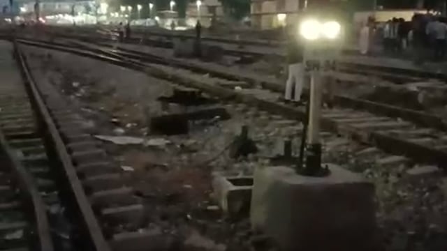 अम्बेडकरनगर–अकबरपुर रेलवे स्टेशन के ओवर ब्रिज के नीचे वंदे भारत एक्सप्रेस ट्रेन की चपेट में आने से एक की मौत, साइकिल से पार कर रहा था क्रॉसिंग