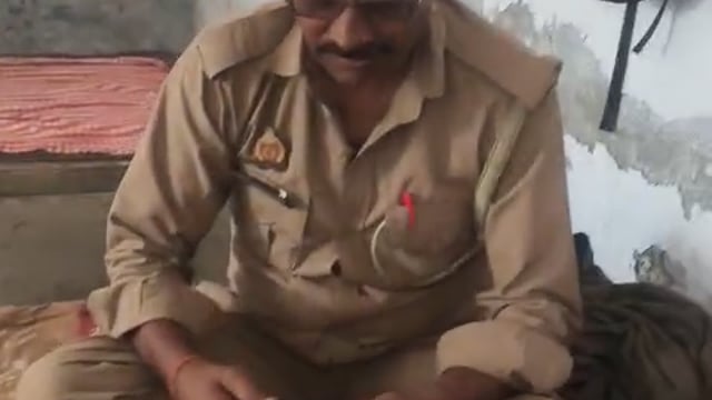 112 नंबर की पुलिस वाले ड्यूटी टाइम में ताश खेलते हुए