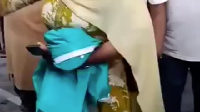 ➡️.......पिक्चर अभी बाकी है.....
ये वही बिहार की  शिक्षिका है जो बगैर टिकट एसी में बैठी थी और TT से बदतमीजी कर रही थी
उस घटना के बाद इसने अपने पिता को फोन करके स्टेशन पर बुला लिया और फिर स्टेशन पर उस टीटी को पिता पुत्री ने जमकर धमकाया
रौला है बिहार में सरकारी मास्टरों का.  lll