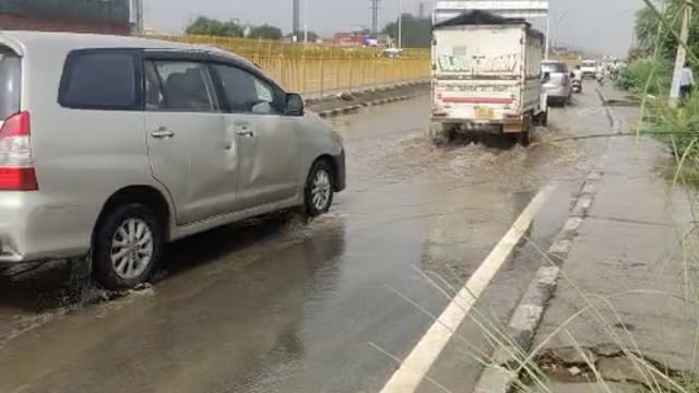 हल्की-फुल्की बरसात के बाद नेशनल हाईवे मथुरा का हाल जल भराव के कारण यात्री परेशान