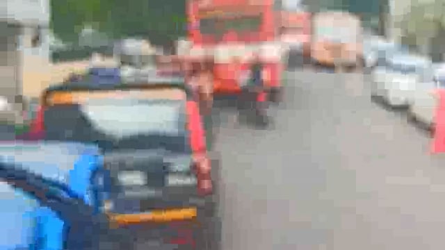 आज दोपहर 1:15 पर कचहरी में बहुत भयंकर जाम लग गया ना तो वहां पर कोई ट्रैफिक वाला ना कोई पुलिसकर्मी दिखाई पड़ा जाम खुलवाने