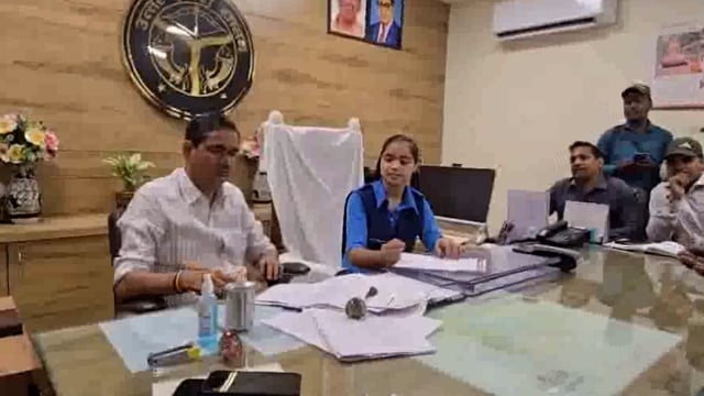 एक दिन के लिए 10 वीं की छात्रा ने डीएम बनकर संभाली मथुरा जनपद की कमान,

महिला मिशन शक्तिकरण 5.0 के अंतर्गत दसवीं की छात्रा को एक दिन के लिए बनाया जिलाधिकारी, लोगों की सुनी समस्याएं