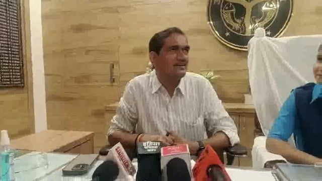 मथुरा में जिलाधिकारी ने दसवीं की छात्रा लवली को 1 दिन के लिए बनाया मथुरा की डीएम प्रेस कॉन्फ्रेंस में दी जानकारी