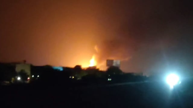 .➡️.......सावरदा गांव में दो ट्रकों में भिड़ंत के बाद गैस सिलेंडर से भरे ट्रक में ब्लास्ट होने का मामला*
*अभी भी लगातार जारी हैं ब्लास्ट, अजमेर–जयपुर हाईवे पर रोका गया ट्रैफिक, जिस स्थान पर हुआ हादसा उसके आसपास बताए जा रहे कई ढाबे और होटल, घटनास्थल के 500 मीटर की दूरी पर बताया जा रहा एक पेट्रोल पंप भी, कई किलोमीटर दूर से अभी भी सुनाई दे रहे धमाके और दिखाई दे रही आग की लपटे*