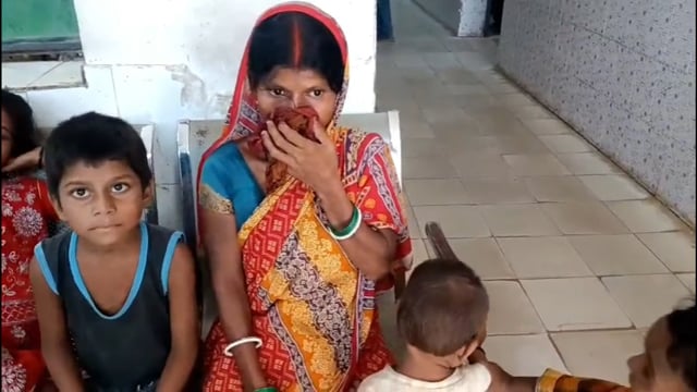 पीएम आवास योजना का पैसा निकालने के लिए पड़ोसी के घर का खींच रहा था फोटो, मना करने पर महिला से किया मारपीट